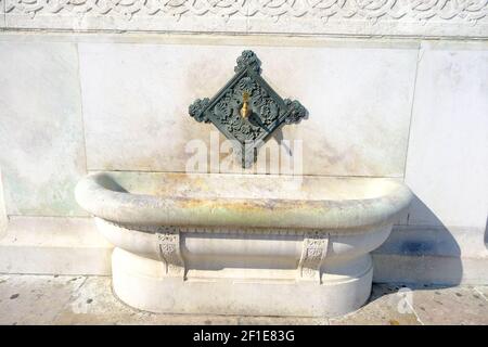 Piazza Sultanahmet, istanbul. Antica fontana pubblica fondata dall'impero ottomano con magnifiche incisioni, dipinto chiamato come fontana tedesca Foto Stock