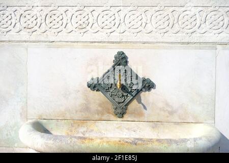 Piazza Sultanahmet, istanbul. Antica fontana pubblica fondata dall'impero ottomano con magnifiche incisioni, dipinto chiamato come fontana tedesca Foto Stock