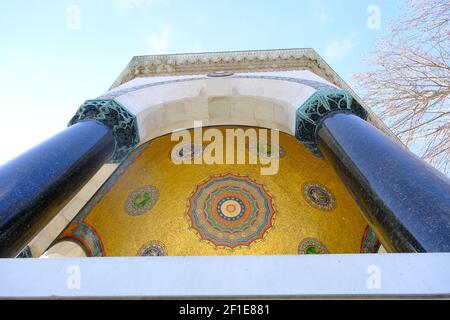 Piazza Sultanahmet, istanbul. Antica fontana pubblica fondata dall'impero ottomano con magnifiche incisioni, dipinto chiamato come fontana tedesca Foto Stock