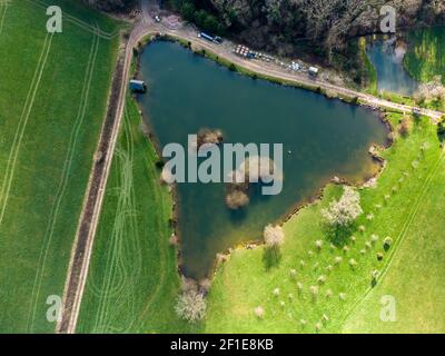 drone aereo di un lago dall'alto Foto Stock