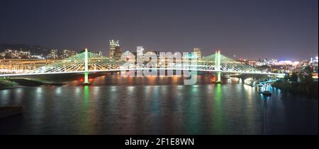 Attraversamento Tilikum Portland Oregon Nuova Costruzione del ponte sul fiume Willamette Foto Stock