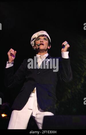 Steve Strange of Visage sul palco del 'Here and Now 80's Concert' tenuto alla Wembley Arena di Londra, Regno Unito. 15 dicembre 2002 Foto Stock