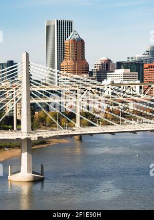 Attraversamento Tilikum Portland Oregon Nuova Costruzione del ponte sul fiume Willamette Foto Stock