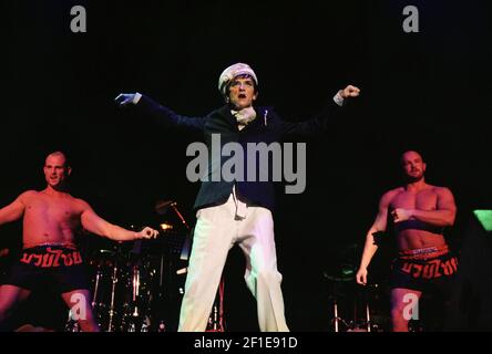 Steve Strange of Visage sul palco del 'Here and Now 80's Concert' tenuto alla Wembley Arena di Londra, Regno Unito. 15 dicembre 2002 Foto Stock