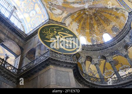 All'interno della moschea di Hagia sophia ora, prima del museo e della chiesa antica. Molti murali, affreschi in islamica, tombe musulmane con cupola, colonne architettoniche Foto Stock