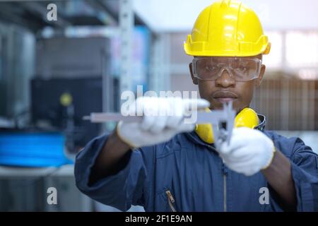 Con calibro a corsoio misurare lo spessore delle dimensioni dei raccordi per tubi. Accessori per la sicurezza e la salute dei dipendenti e misurazione Foto Stock