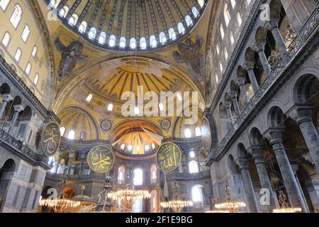 Hagia sophia mosque Inside.Many incisione e gravures nome del profeta Maometto, dio, antiche candele. Dettagli architettonici di cupola e finestre antiche Foto Stock