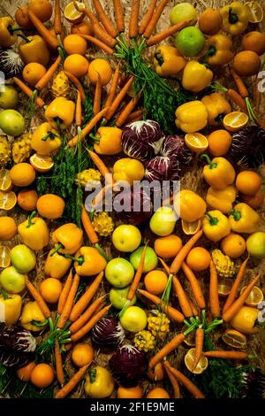Un mucchio di frutta e verdura diverse di colore arancio e giallo Foto Stock