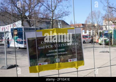 Berlino, Germania. 8 marzo 2021. Un cartello su una recinzione indica un centro di test rapido Corona a Müllerstraße, dietro il municipio di Wedding. A partire da oggi, il governo federale consente a tutti i cittadini tedeschi di sostenere gratuitamente i test di Corona. Credit: Jörg Carstensen/dpa/Alamy Live News Foto Stock