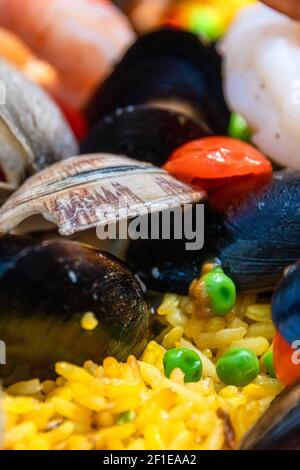 piselli verdi in paella Foto Stock