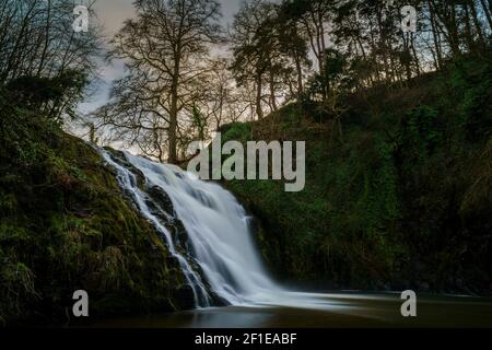 Stifill Linn, cascata sul fiume Eden Water a Stitchill, frontiere scozzesi, nella tenuta di Newton Don House. Foto Stock