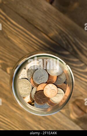 Dollaro americano monete in barattolo Pennies Nickels Quarters Dimes Foto Stock