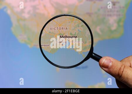 Mosca, Russia - 07 marzo 2021: Melbourne città in Australia su uno schermo attraverso una lente di ingrandimento. Foto Stock