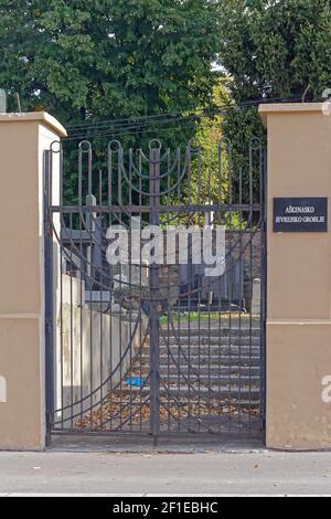 Belgrado, Serbia - 5 ottobre 2020: Porta d'ingresso al cimitero ebraico di ashkenazi a Belgrado. Foto Stock