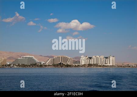 Eilat, il paesaggio urbano di Israele visto dal Mar Rosso Foto Stock