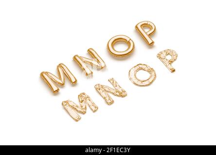 Lettere M N o P in oro sgonfio, carattere bollatura, rendering 3d. Carattere mylar maiuscolo per la festa di celebrazione. Lettera d'oro dell'aria o dell'elio per Foto Stock