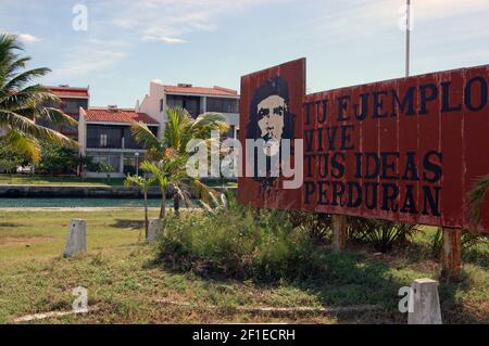 Un cartellone politico che mostra che Guevara al lussuoso Marina Hemingway, l'Avana, Cuba. Il segno dice 'il vostro esempio vive le vostre idee ultimo'. Foto Stock