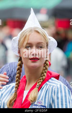 Donna olandese in costume tradizionale al mercato del formaggio di Alkmaar, Foto Stock