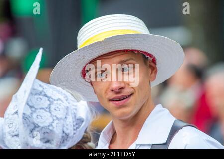 Venditori di formaggi in costume tradizionale presso l'Alkmaar Cheese Market, Paesi Bassi Foto Stock