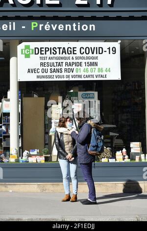 uno striscione fuori da una farmacia francese che pubblicizza test antigenici e sierologici per il COVID-19 con risultati in 15 minuti Foto Stock