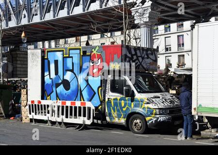 Verniciatura a spruzzo su camion - Barbès - Parigi - Francia Foto Stock