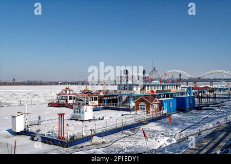 battello fluviale nel fiume ghiacciato harbin cina giorno invernale cielo blu Foto Stock