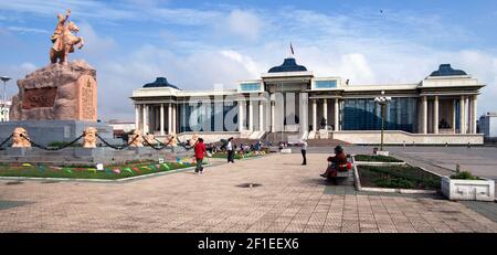 ULAANBAATAR, MONGOLIA - 28 LUGLIO 2010: Statua dell'eroe rivoluzionario mongolo Sukhbaatar e palazzo di governo in Piazza Sukhbaatar - Ulaanbaatar Foto Stock