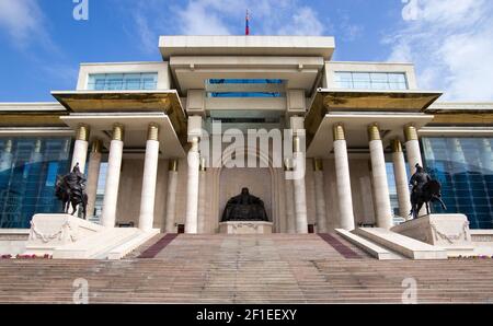 ULAANBAATAR, MONGOLIA - 28 LUGLIO 2010: Palazzo del Governo Mongolo. Ulaanbaatar è la capitale della Mongolia Foto Stock