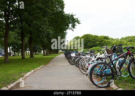 Parcheggio per biciclette in una scuola Foto Stock