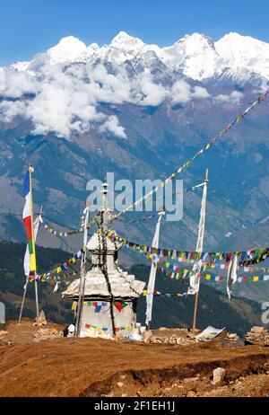 Vista da Langtang a Ganesh Himal con stupa e preghiera Bandiere - Nepal Foto Stock