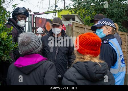 Sipson, Regno Unito. 8 Marzo 2021. Gli agenti dell'Enforcement del National Eviction Team sono arrivati al sito di Grow Heathrow questa mattina e hanno sfracinato circa 15 persone che vi vivono dal 2010. Gli attivisti hanno informato che un funzionario dell'alta Corte non era in loco e che la rete avrebbe violato la direzione pratica del Covid 55C, poiché i residenti anziani e vulnerabili vivevano sul sito. I bailiffs hanno dato ai squadratori nessun preavviso e soltanto due ore affinchè i squadratori rimuovano alcuni dei loro effetti personali. Credit: Maureen McLean/Alamy Live News Foto Stock