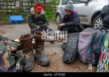 Sipson, Regno Unito. 8 Marzo 2021. Gli agenti dell'Enforcement del National Eviction Team sono arrivati al sito di Grow Heathrow questa mattina e hanno sfracinato circa 15 persone che vi vivono dal 2010. Gli attivisti hanno informato che un funzionario dell'alta Corte non era in loco e che la rete avrebbe violato la direzione pratica del Covid 55C, poiché i residenti anziani e vulnerabili vivevano sul sito. I bailiffs hanno dato ai squadratori nessun preavviso e soltanto due ore affinchè i squadratori rimuovano alcuni dei loro effetti personali. Credit: Maureen McLean/Alamy Live News Foto Stock