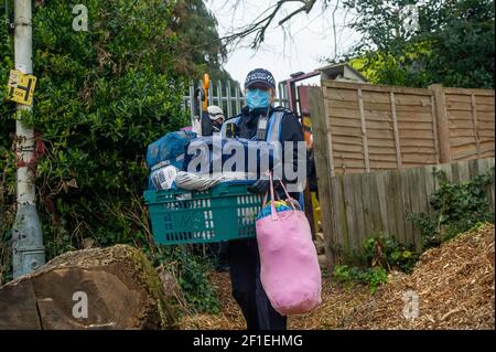 Sipson, Regno Unito. 8 Marzo 2021. Gli agenti dell'Enforcement del National Eviction Team sono arrivati al sito di Grow Heathrow questa mattina e hanno sfracinato circa 15 persone che vi vivono dal 2010. Gli attivisti hanno informato che un funzionario dell'alta Corte non era in loco e che la rete avrebbe violato la direzione pratica del Covid 55C, poiché i residenti anziani e vulnerabili vivevano sul sito. I bailiffs hanno dato ai squadratori nessun preavviso e soltanto due ore affinchè i squadratori rimuovano alcuni dei loro effetti personali. Credit: Maureen McLean/Alamy Live News Foto Stock