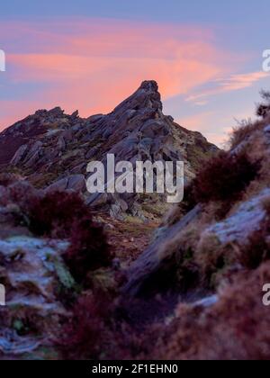 Ramshaw Rocks, Upper Hulme, Staffordshire, Regno Unito, momenti prima dell'alba. Foto Stock