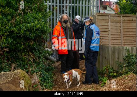 Sipson, Regno Unito. 8 Marzo 2021. Gli agenti dell'Enforcement del National Eviction Team sono arrivati al sito di Grow Heathrow questa mattina e hanno sfracinato circa 15 persone che vi vivono dal 2010. Gli attivisti hanno informato che un funzionario dell'alta Corte non era in loco e che la rete avrebbe violato la direzione pratica del Covid 55C, poiché i residenti anziani e vulnerabili vivevano sul sito. I bailiffs hanno dato ai squadratori nessun preavviso e soltanto due ore affinchè i squadratori rimuovano alcuni dei loro effetti personali. Credit: Maureen McLean/Alamy Live News Foto Stock