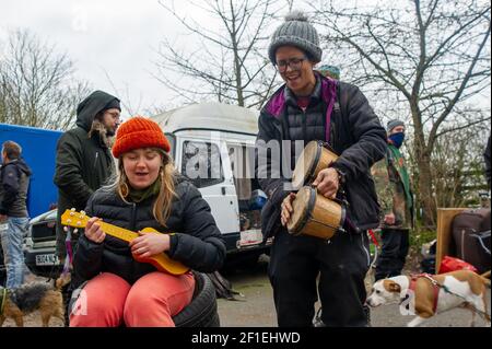 Sipson, Regno Unito. 8 Marzo 2021. Gli agenti dell'Enforcement del National Eviction Team sono arrivati al sito di Grow Heathrow questa mattina e hanno sfracinato circa 15 persone che vi vivono dal 2010. Gli attivisti hanno informato che un funzionario dell'alta Corte non era in loco e che la rete avrebbe violato la direzione pratica del Covid 55C, poiché i residenti anziani e vulnerabili vivevano sul sito. I bailiffs hanno dato ai squadratori nessun preavviso e soltanto due ore affinchè i squadratori rimuovano alcuni dei loro effetti personali. Credit: Maureen McLean/Alamy Live News Foto Stock