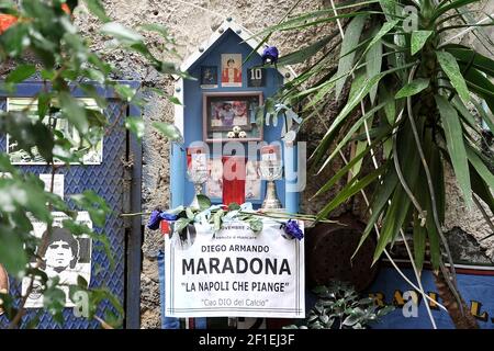 Commemorazione per la morte di Diego Armando Maradona al quartiere spagnolo, tifosi ancora sconvolto dalla sua perdita, portare ricordi in suo onore anche con il Foto Stock