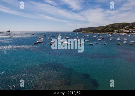 Paesaggio marino con diverse barche ancorate Foto Stock