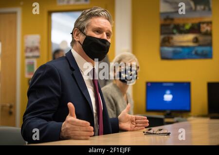 Il leader del lavoro Sir Keir Starmer e il Segretario per l'Educazione ombra Kate Green durante una visita alla Sydney Russell School, Dagenham, a est di Londra, dove insegnanti e studenti tornano in classe dopo il blocco, mentre i laburisti hanno presentato proposte per gli studenti che non hanno imparato e lo sviluppo sociale. Data immagine: Lunedì 8 marzo 2021. Foto Stock