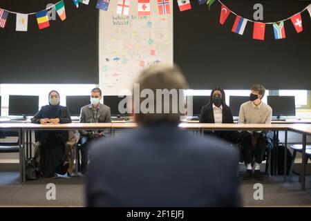 Il leader del lavoro Sir Keir Starmer incontra gli alunni durante una visita alla Sydney Russell School, Dagenham, a est di Londra, dove insegnanti e studenti tornano in classe dopo il blocco, mentre i laburisti hanno presentato proposte per gli alunni che non hanno imparato e lo sviluppo sociale. Data immagine: Lunedì 8 marzo 2021. Foto Stock