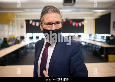 Il leader del lavoro Sir Keir Starmer incontra gli alunni durante una visita alla Sydney Russell School, Dagenham, a est di Londra, dove insegnanti e studenti tornano in classe dopo il blocco, mentre i laburisti hanno presentato proposte per gli alunni che non hanno imparato e lo sviluppo sociale. Data immagine: Lunedì 8 marzo 2021. Foto Stock