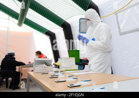 Dresda, Germania. 8 marzo 2021. I dipendenti di Johannitre-Unfall-Hilfe si preparano per l'avvio di un rapido test antigenico per il coronavirus in una tenda sul terreno espositivo. D'ora in poi, i residenti di Dresda possono essere testati gratuitamente una volta alla settimana. Credit: Sebastian Kahnert/dpa-Zentralbild/dpa/Alamy Live News Foto Stock