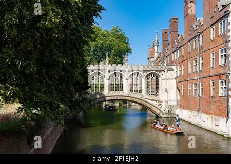 Cambridge, Regno Unito, 23 luglio 2019: Vista pittoresca del famoso Ponte coperto dei Sospiri al St John's College, River Cam, le guide portano i turisti Foto Stock