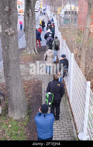 Dresda, Germania. 8 marzo 2021. Passers-by attesa presso il centro espositivo di fronte ad un centro di test per l'avvio di un test rapido dell'antigene per il coronavirus. D'ora in poi, i residenti di Dresda possono essere testati gratuitamente una volta alla settimana. Credit: Sebastian Kahnert/dpa-Zentralbild/dpa/Alamy Live News Foto Stock