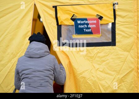 Dresda, Germania. 8 marzo 2021. Dopo un rapido test antigenico per il coronavirus, una donna entra in una tenda sul terreno espositivo per attendere il risultato del test. D'ora in poi, i residenti di Dresda possono essere testati gratuitamente una volta alla settimana. Credit: Sebastian Kahnert/dpa-Zentralbild/dpa/Alamy Live News Foto Stock