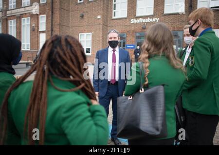 Il leader del lavoro Sir Keir Starmer incontra gli alunni durante una visita alla Sydney Russell School, Dagenham, a est di Londra, dove insegnanti e studenti tornano in classe dopo il blocco, mentre i laburisti hanno presentato proposte per gli alunni che non hanno imparato e lo sviluppo sociale. Data immagine: Lunedì 8 marzo 2021. Foto Stock