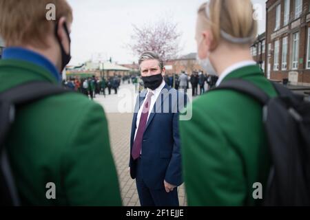 Il leader del lavoro Sir Keir Starmer incontra gli alunni durante una visita alla Sydney Russell School, Dagenham, a est di Londra, dove insegnanti e studenti tornano in classe dopo il blocco, mentre i laburisti hanno presentato proposte per gli alunni che non hanno imparato e lo sviluppo sociale. Data immagine: Lunedì 8 marzo 2021. Foto Stock