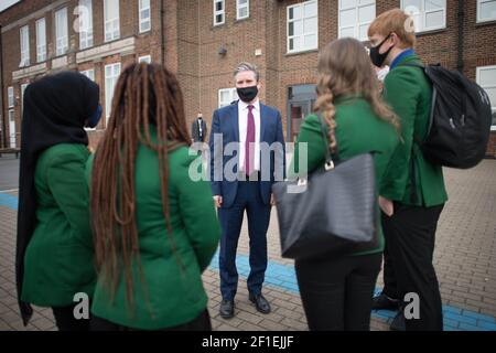 Il leader del lavoro Sir Keir Starmer incontra gli alunni durante una visita alla Sydney Russell School, Dagenham, a est di Londra, dove insegnanti e studenti tornano in classe dopo il blocco, mentre i laburisti hanno presentato proposte per gli alunni che non hanno imparato e lo sviluppo sociale. Data immagine: Lunedì 8 marzo 2021. Foto Stock