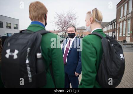 Il leader del lavoro Sir Keir Starmer incontra gli alunni durante una visita alla Sydney Russell School, Dagenham, a est di Londra, dove insegnanti e studenti tornano in classe dopo il blocco, mentre i laburisti hanno presentato proposte per gli alunni che non hanno imparato e lo sviluppo sociale. Data immagine: Lunedì 8 marzo 2021. Foto Stock