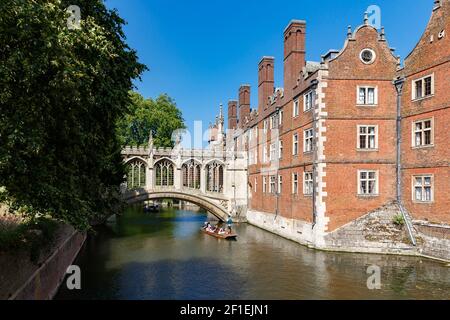 Cambridge, Regno Unito, 23 luglio 2019: Vista pittoresca del famoso Ponte coperto dei Sospiri al St John's College, River Cam, le guide portano i turisti Foto Stock